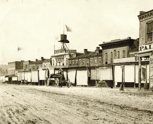 Edificios comerciales a lo largo de Broadway al sur de Carr Street. Keevil Hatter se muestra en 950 Broadway